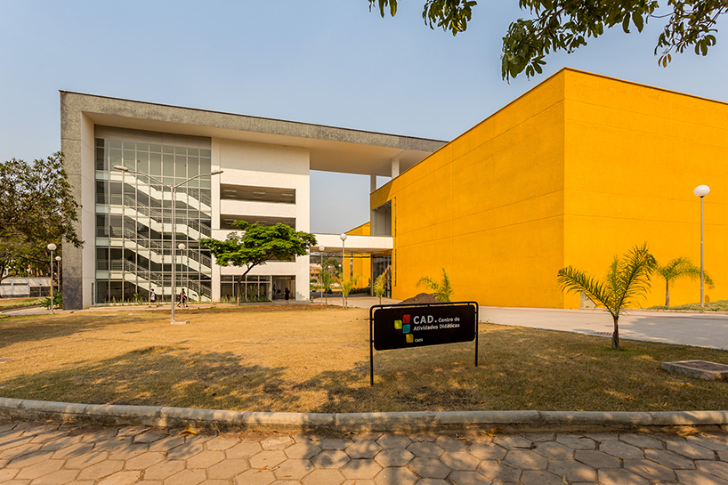 CAD3 exterior with its yellow facade and entrance on UFMG’s Pampulha campus